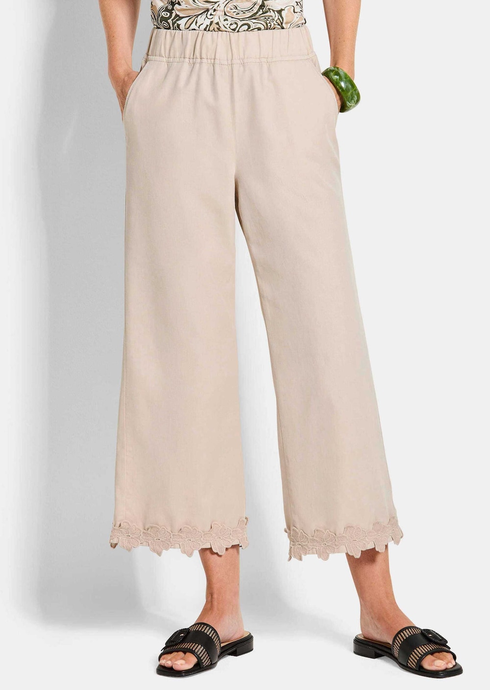 Sommerhose mit floraler Spitze