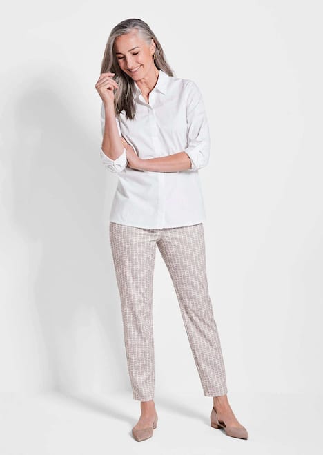 Weiße Damenbluse im längeren Schnitt