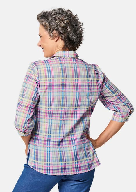 Feminine Hemdkragenbluse im Karodessin