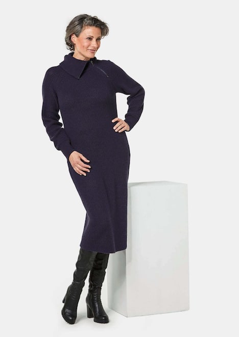 Strickkleid mit asymmetrischem Kragen