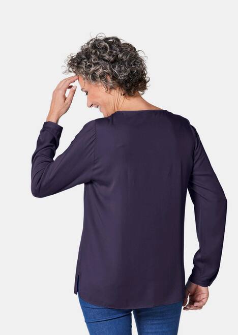 Figurschmeichelnde Schlupfbluse mit modischer Kragenverarbeitung