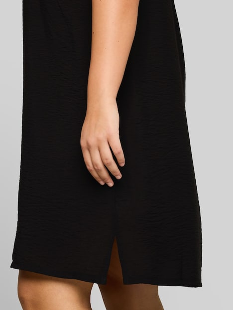 Kleid mit V-Ausschnitt