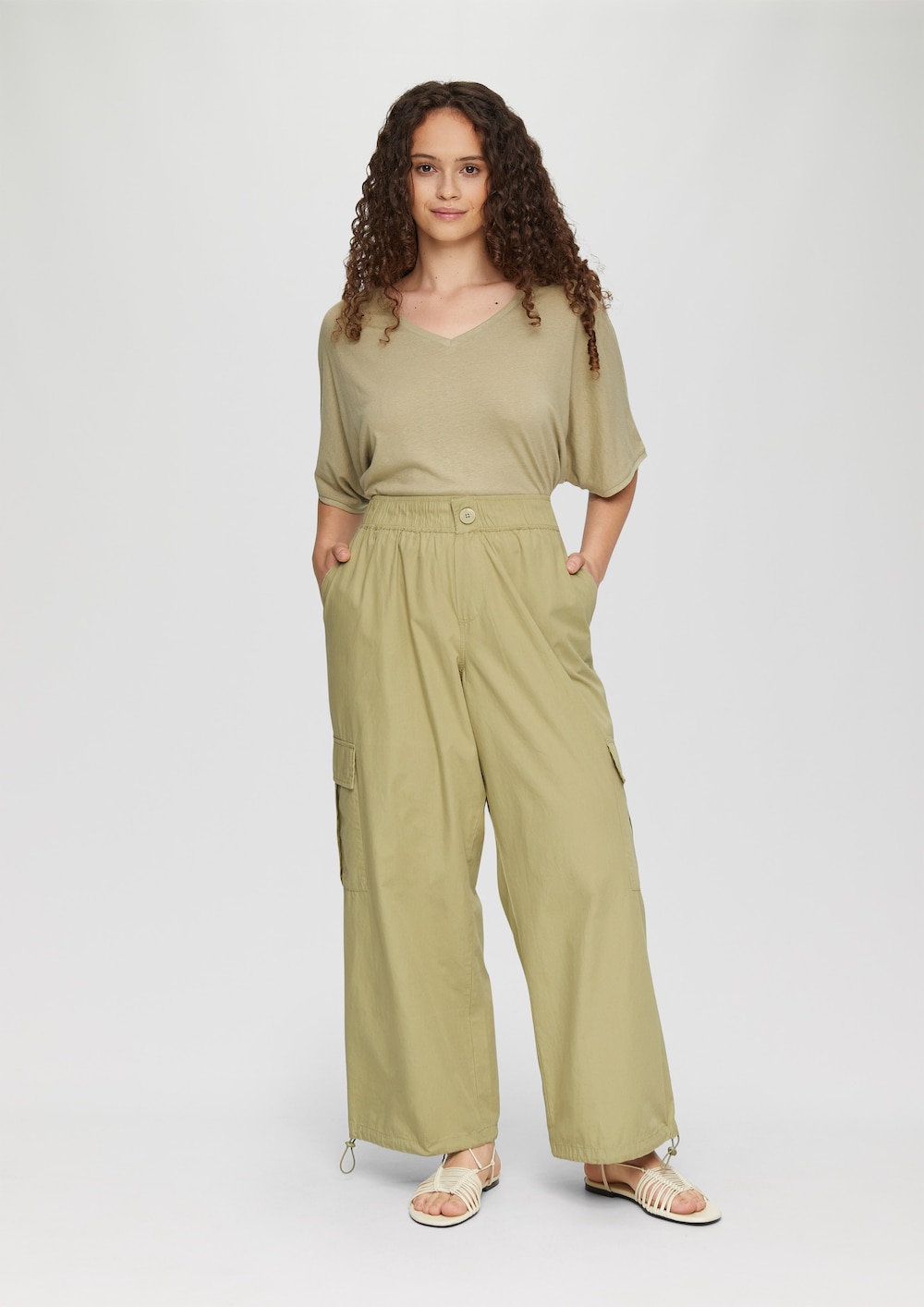 Wide Leg-Hose mit Cargotaschen und angedeutetem Verschluss