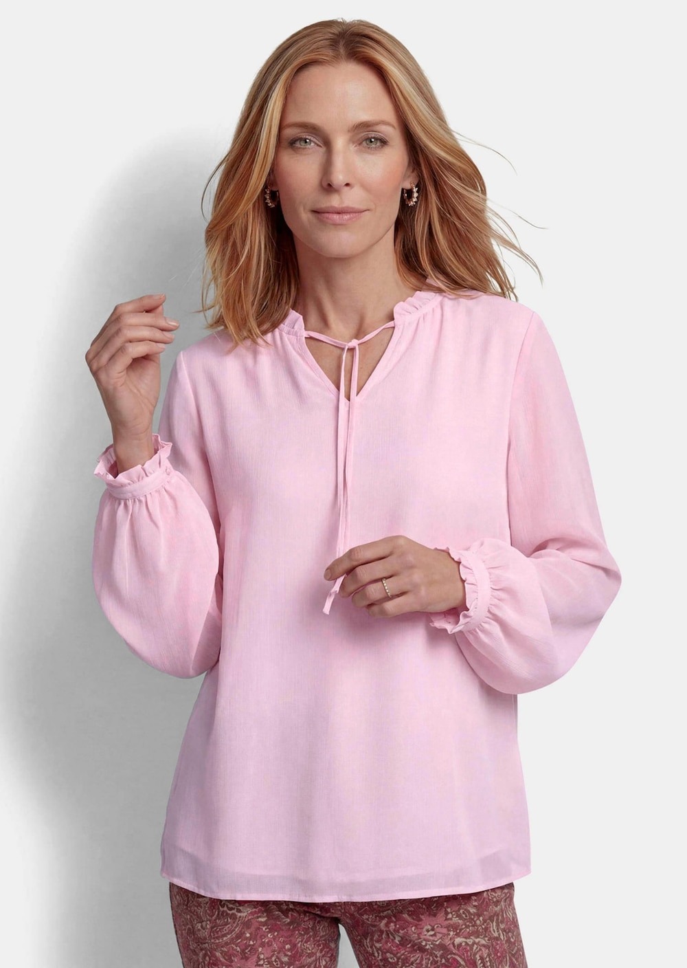 Vrouwelijke blouse met ruches