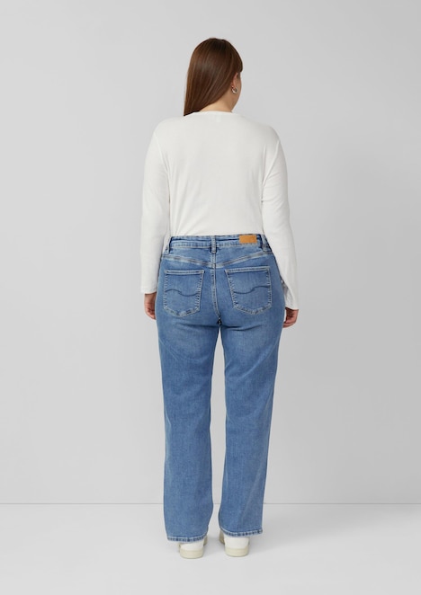 Jeans / Mid Rise / Straight Fit