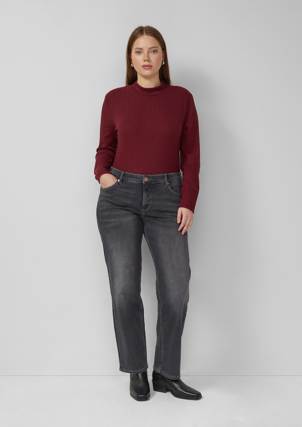 Jeans / Mid Rise / Straight Fit