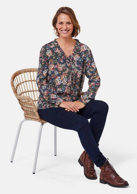 Druckbluse mit raffinierter Ausschnittlösung