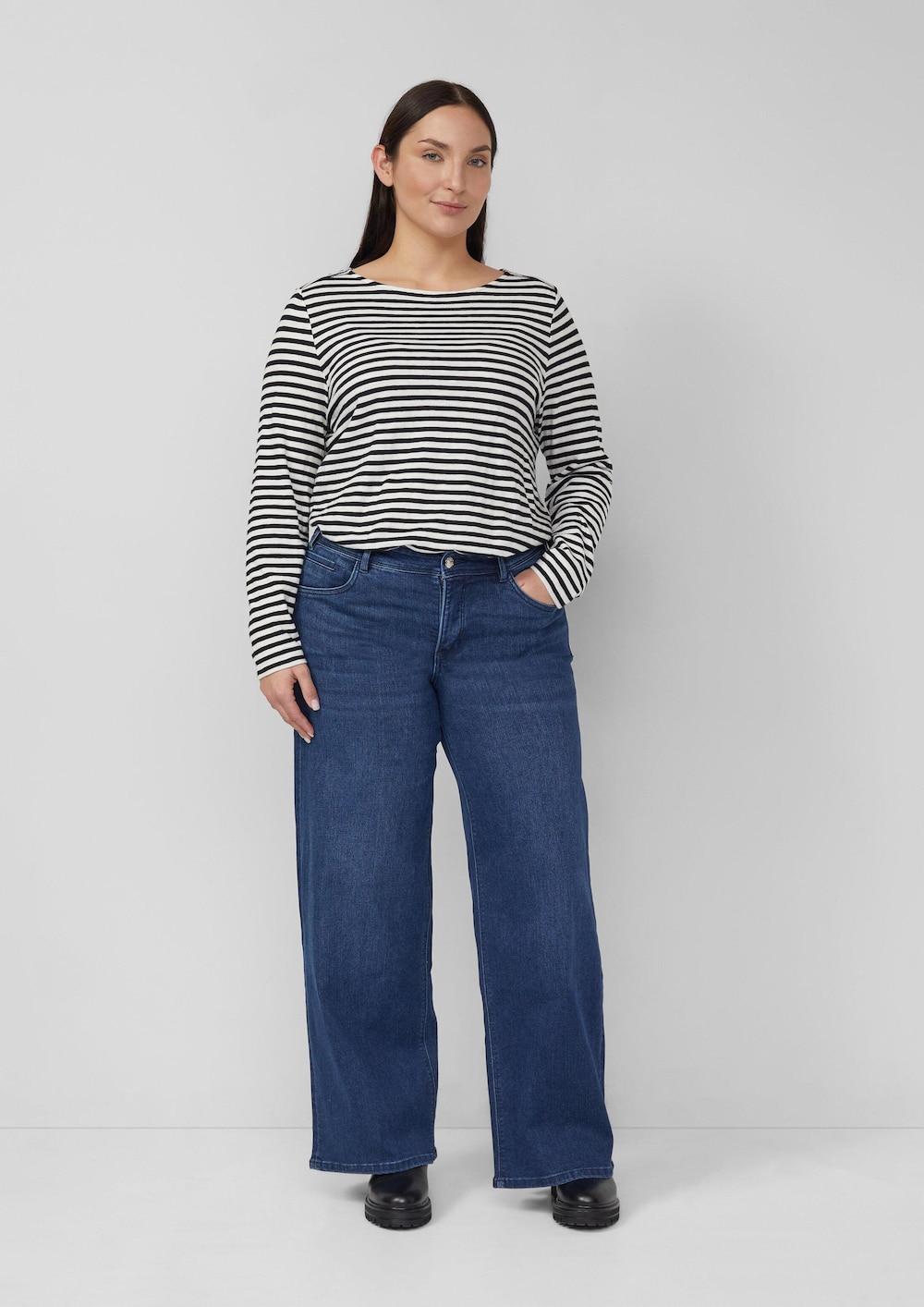 Jeans / Mid Rise / Wide Fit