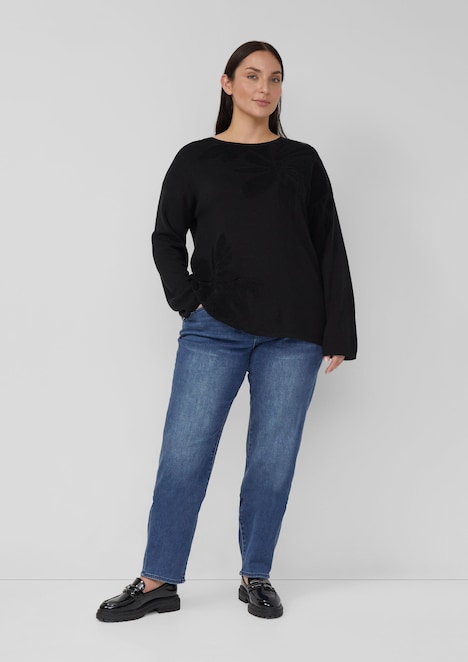 Pullover mit floralem Strickmuster
