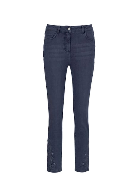 Jeans met borduursel bij de zoom