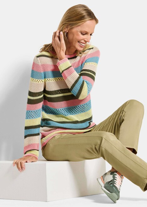 Gestreepte trui met gaatjespatroon