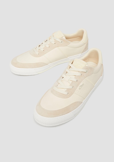 Sneaker mit Schnürung