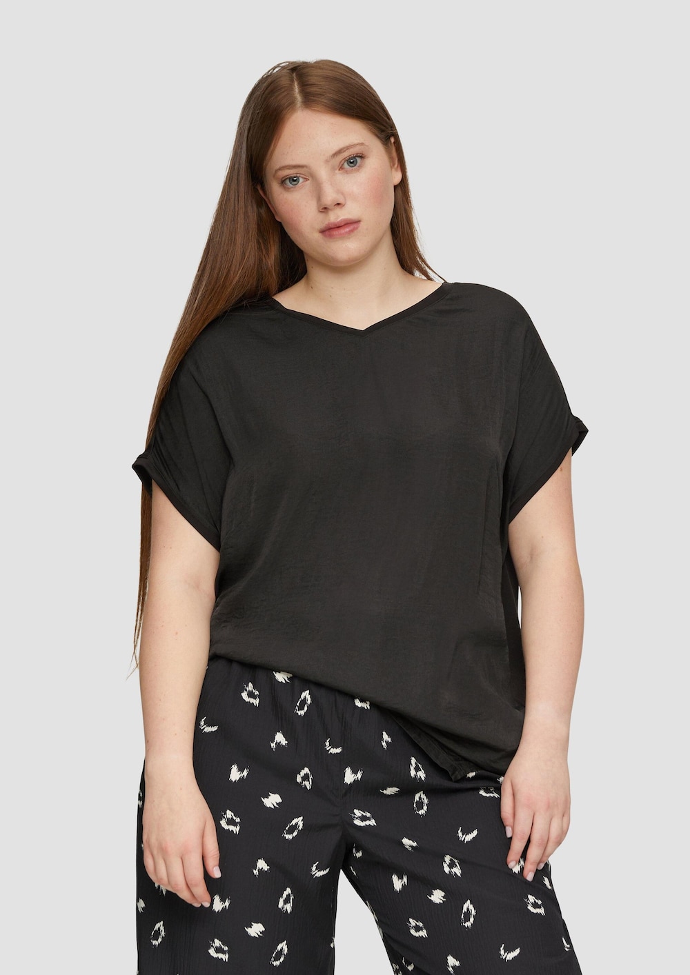 Fabricmix-Shirt im Loose Fit mit V-Ausschnitt