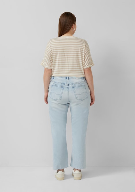 Jeans / Mid Rise / Straight Leg / Cropped