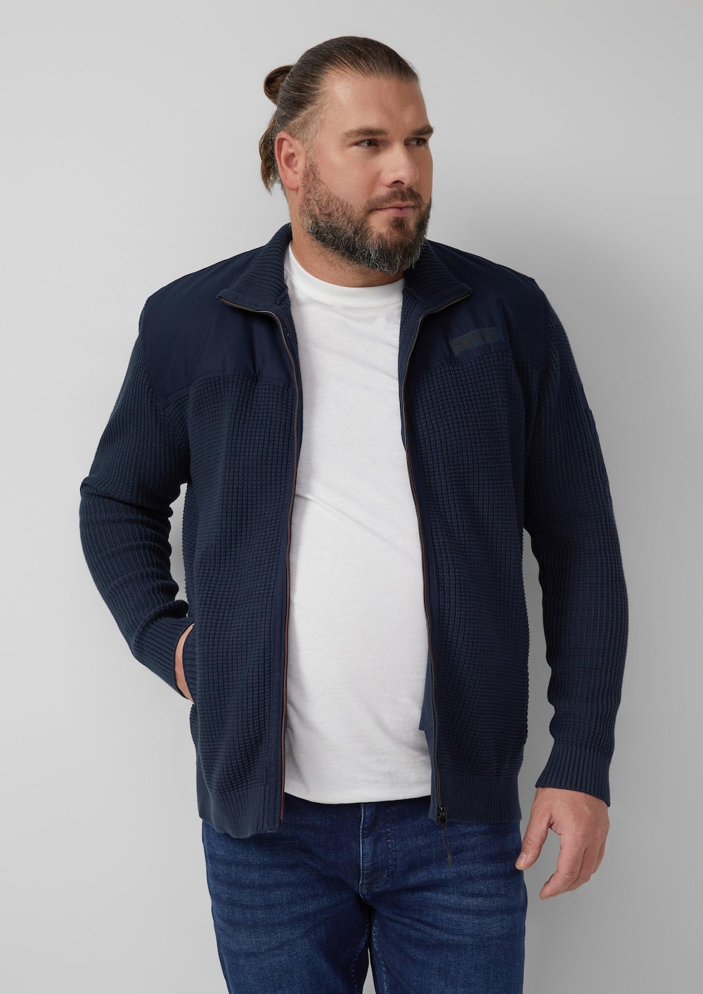 Sportive Strickjacke im Fabricmix mit Kontrastdetail