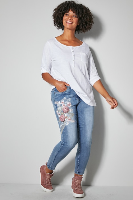Jeans mit Stickerei, Dekosteinchen und Applikationen