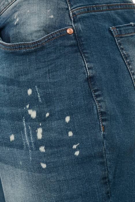 Jeans mit Destroyed-Effekten