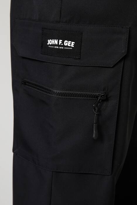 Cargo broek met cargozakken aan de zijkant