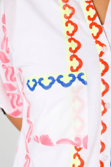 Longbluse mit Stickerei