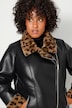 Veste de motard en similicuir avec doublure en fausse fourrure léopard