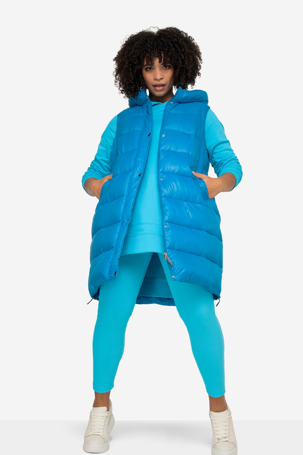 Lange doorgestikte bodywarmer, capuchon, zijdelingse splitten, mouwloos