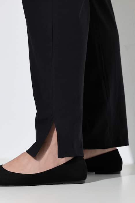 Pantalon Slim Fit à taille élastique. Bas de jambe légèrement fendu. Disponible jusqu’au 68/70.