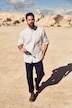 Chemise en lin mélangé. Manches longues et col officier - coupe Modern Fit
