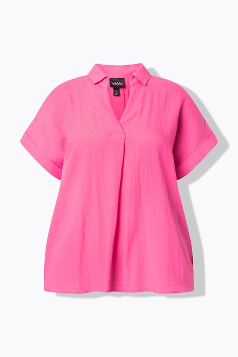 Blouse à manches courtes, boutons dans le dos et pli fantaisie. Coupe oversize.