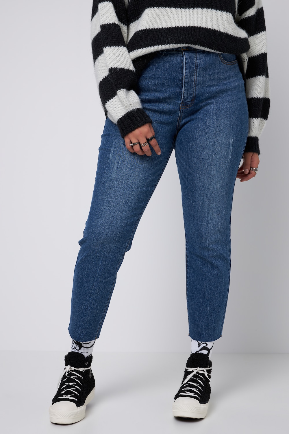 grandes tailles jean mom 5 poches. coupé à cru. jambe droite., femmes, bleu, taille: 56, coton, studio untold