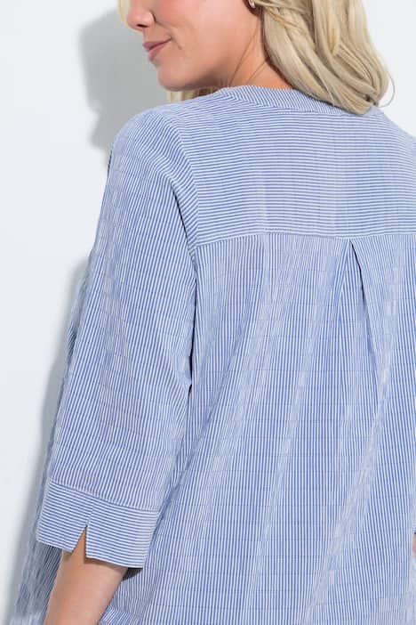 Tunique en tissu gaufré. Manches 3/4. Décolleté cœur et plis fantaisie