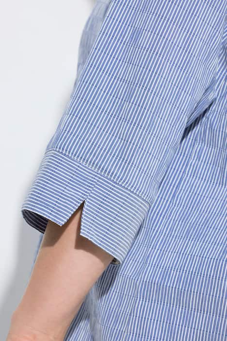 Tunique en tissu gaufré. Manches 3/4. Décolleté cœur et plis fantaisie