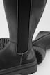 Skinnstövlar med elastisk isättning, platåsula och lästvidd H