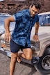 Chemise à manches courtes et col à pointes boutonnées, imprimé à fleurs - coupe Modern Fit