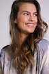 Blusa dal taglio lungo e oversize con stampa a effetto marmo, colletto da camicia e mezze maniche