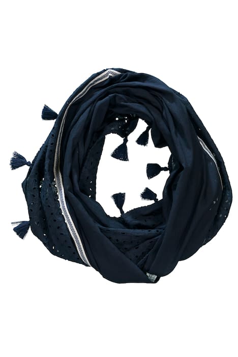 Tunelový šál, děrovaná výšivka, střapce, ozdobná stuha