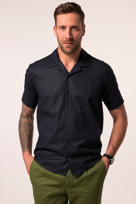 Chemise en lin mélangé. Manches courtes et col cubain. Coupe Modern Fit.