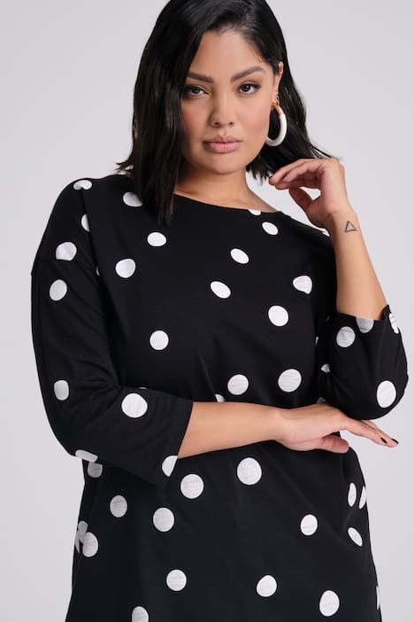 Oversizowy T-shirt w groszki, dekolt w łódeczkę, ręka