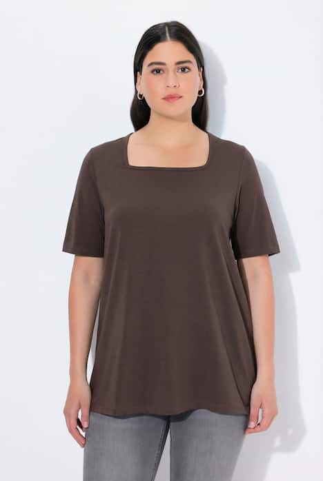 T-shirt à manches courtes et col carré. Coupe évasée