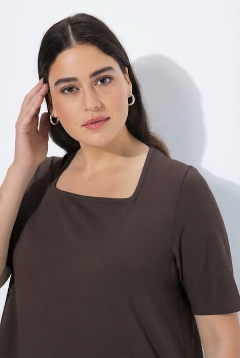 T-shirt à manches courtes et col carré. Coupe évasée