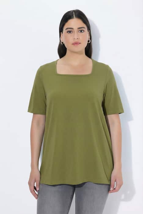 T-shirt à manches courtes et col carré. Coupe évasée