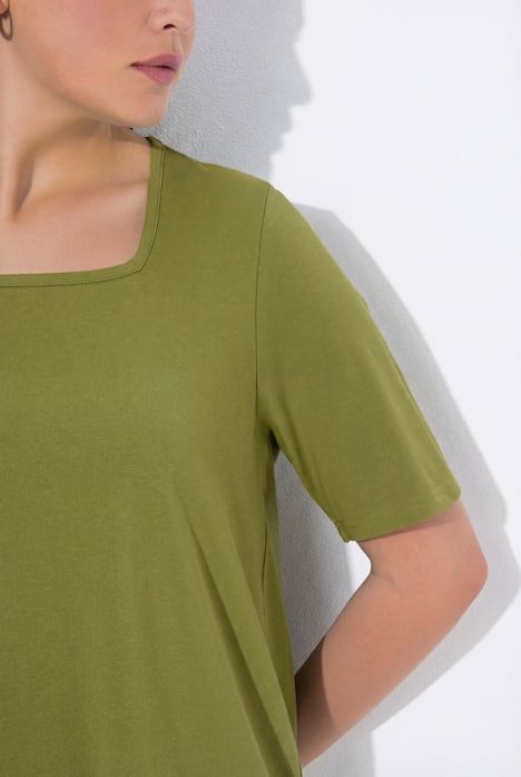 T-shirt à manches courtes et col carré. Coupe évasée