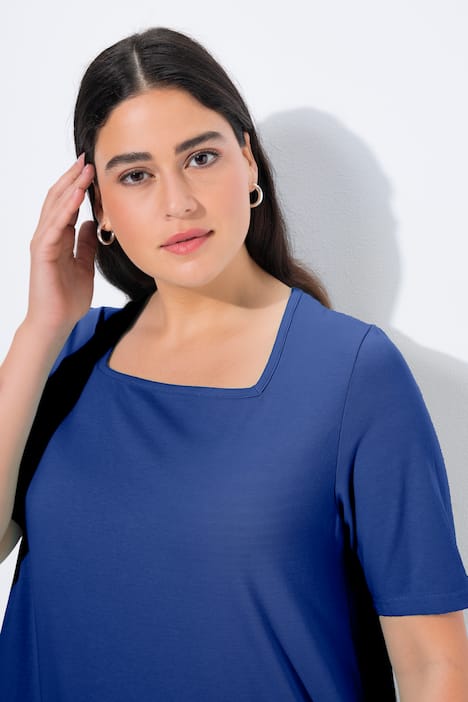 T-shirt à manches courtes et col carré. Coupe évasée