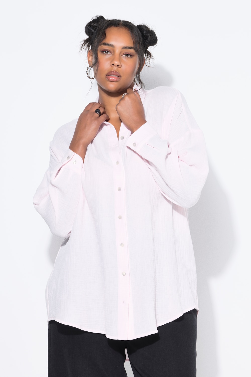 Oversize musselinbluse med skjortekrave og lange ærmer
