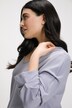 Strukturalna bluza, oversizowy krój, dekolt w szpic, rękaw 3/4