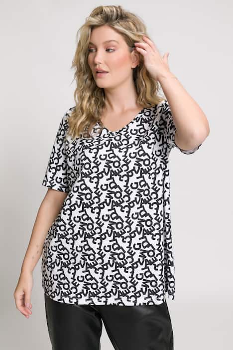 T-shirt, wzór w napisy, linia litery A, dekolt w szpic, krótki rękaw