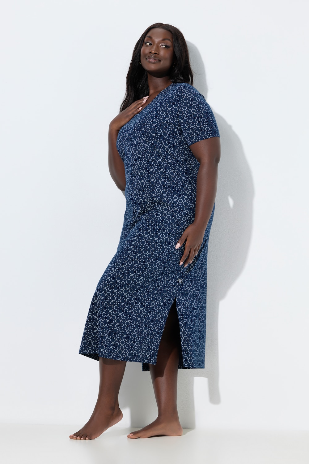 Natskjorte med cirkler, V-udskæring og lange ærmer