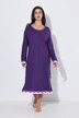 Chemise de nuit oversized, avec dentelle. Col rond et manches longues.