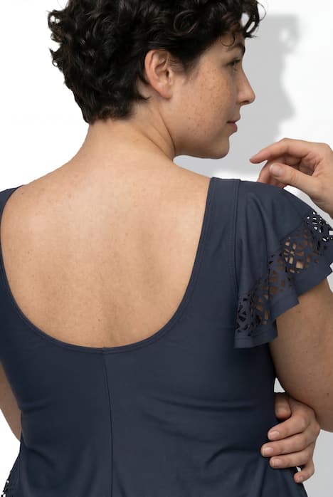 Badekleid, Flügelärmel, Softschalen, Lasercut-Muster, Bügel