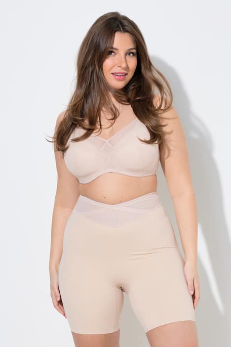 Bermuda gainant, taille haute. Large ceinture en mesh, effet cache-cœur