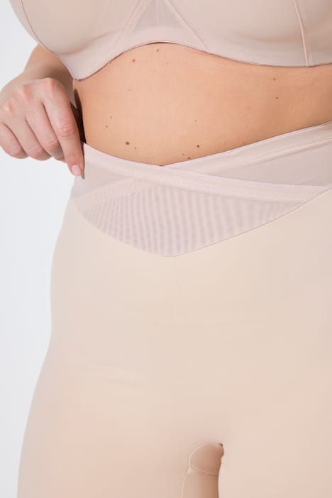 Bermuda gainant, taille haute. Large ceinture en mesh, effet cache-cœur